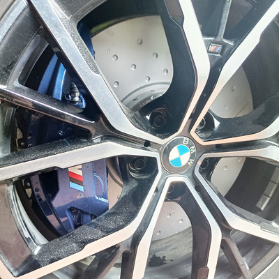 4つのピストンBMWは3つのシリーズ ブレーキ カリパスR18 348MMディスクが付いている車輪をじりじり動かす