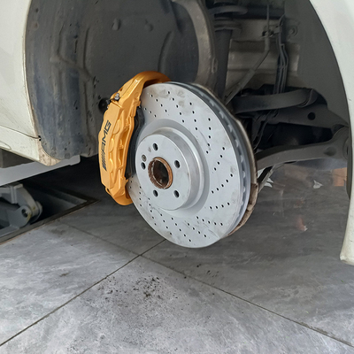 メルセデス・ベンツ C200 車のブレーキ キャリパーは 6 つの鍋の Claipers および 355MM ディスクを改善します